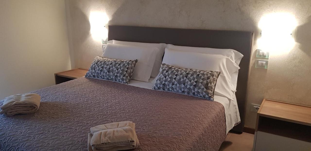 Hotel Margherita Meuble 西尔米奥奈 外观 照片